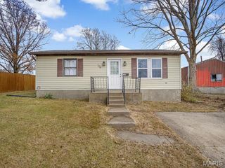 704 Sinclair Avenue, South Roxana, IL 62087
