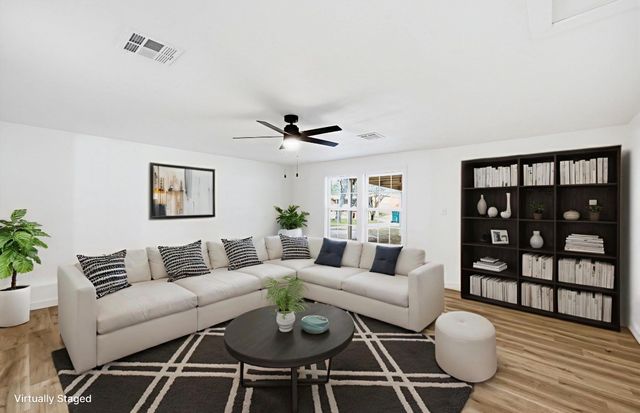 1005 E Craven Avenue, Lacy Lakeview, TX 76705