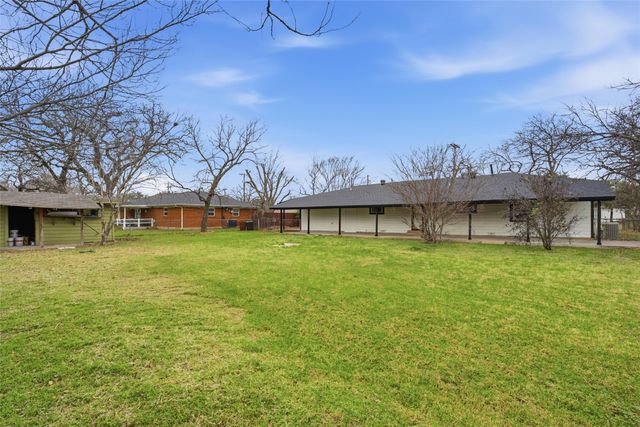 1005 E Craven Avenue, Lacy Lakeview, TX 76705