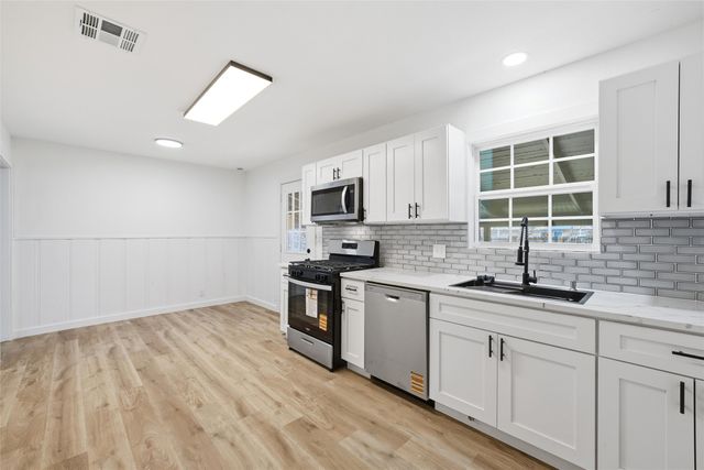 1005 E Craven Avenue, Lacy Lakeview, TX 76705