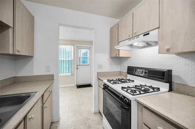 5750 80TH STREET N D101, St Petersburg, FL 33709