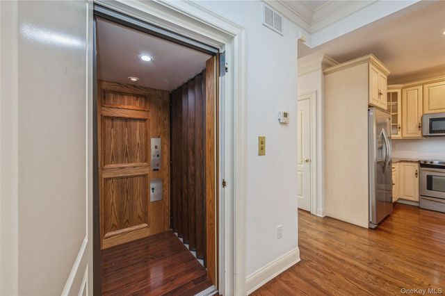 22 Meadow Court, Oakdale, NY 11769