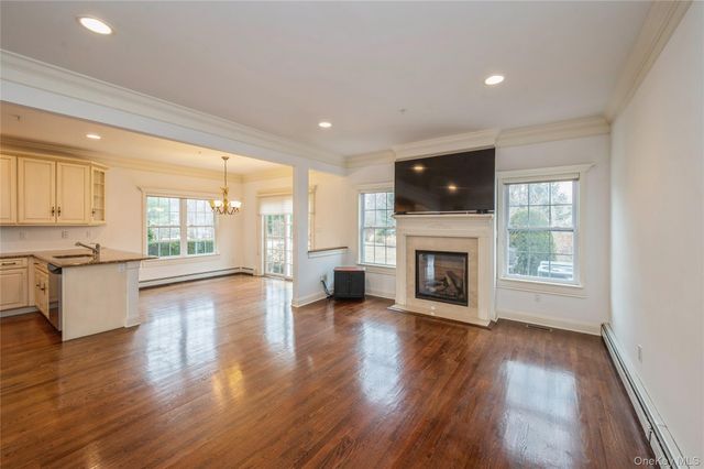 22 Meadow Court, Oakdale, NY 11769