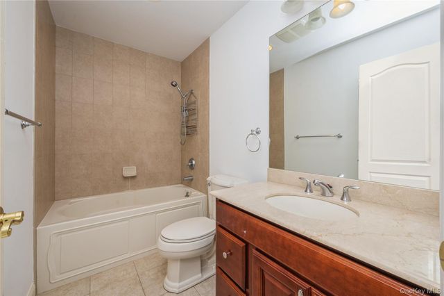 22 Meadow Court, Oakdale, NY 11769