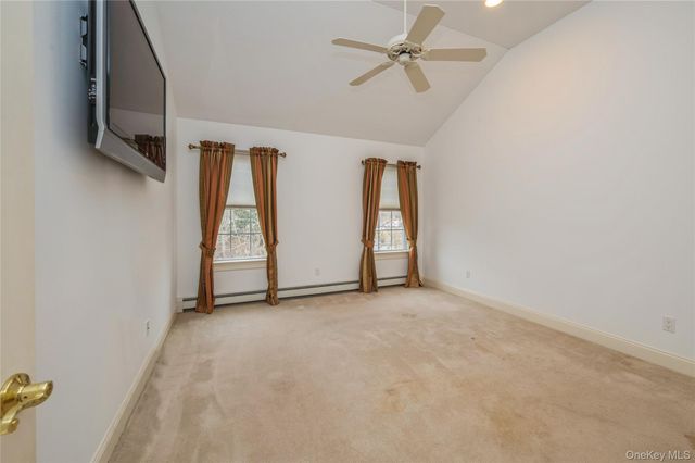 22 Meadow Court, Oakdale, NY 11769