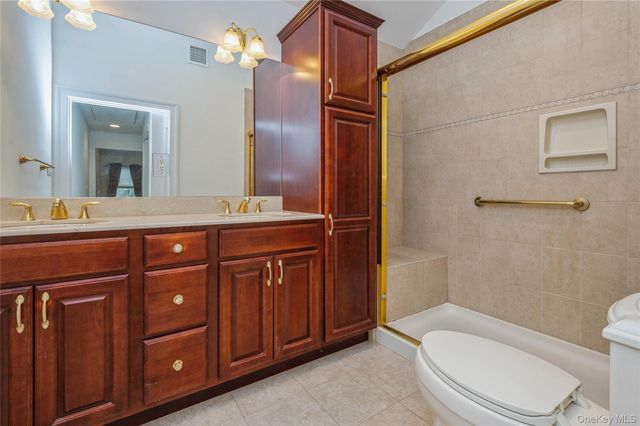 22 Meadow Court, Oakdale, NY 11769