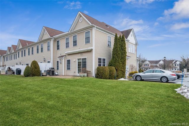 22 Meadow Court, Oakdale, NY 11769