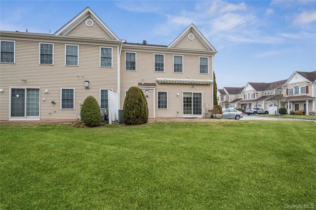 22 Meadow Court, Oakdale, NY 11769