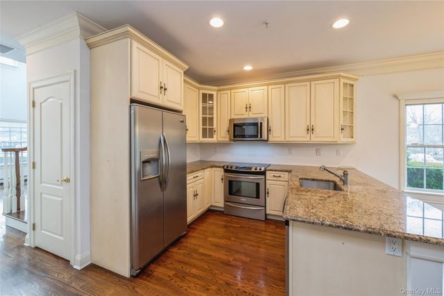 22 Meadow Court, Oakdale, NY 11769