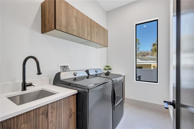 275 LIME CIRCLE, Sarasota, FL 34237