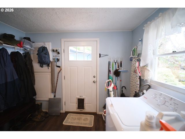 70214 LAKEWOOD Rd, North Bend, OR 97459