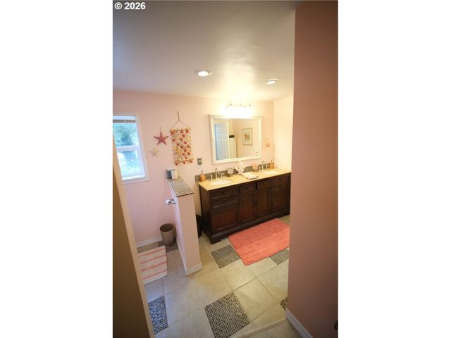 70214 LAKEWOOD Rd, North Bend, OR 97459