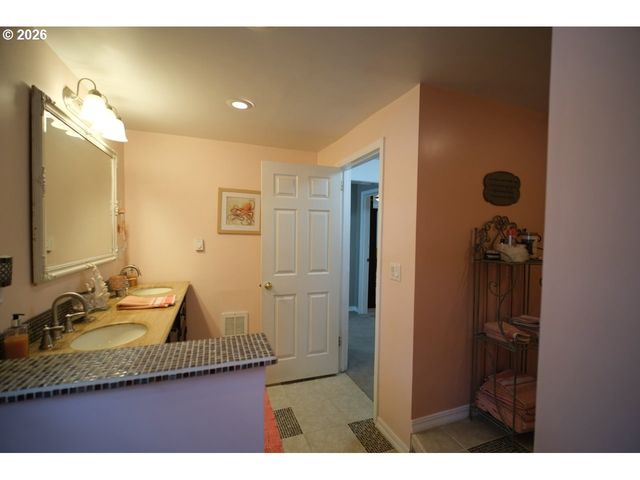 70214 LAKEWOOD Rd, North Bend, OR 97459