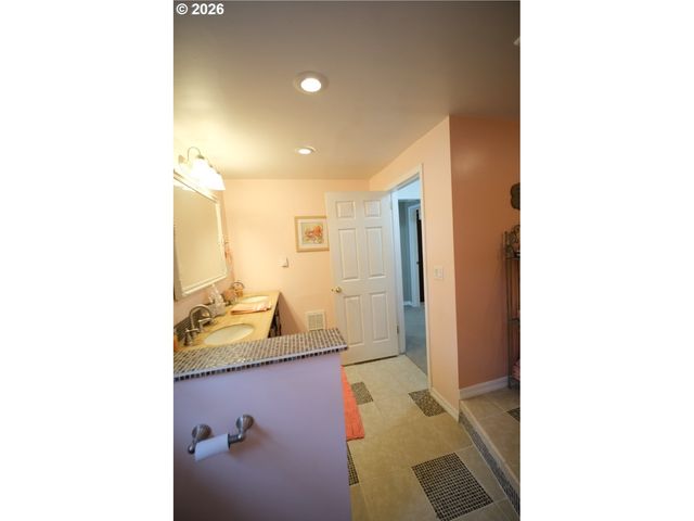 70214 LAKEWOOD Rd, North Bend, OR 97459