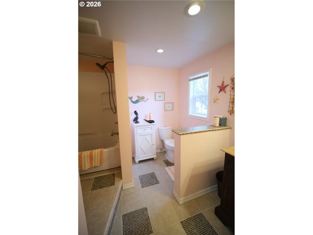 70214 LAKEWOOD Rd, North Bend, OR 97459