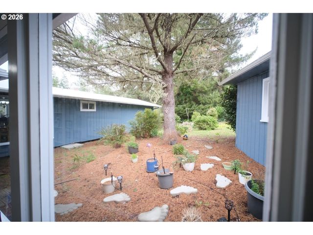 70214 LAKEWOOD Rd, North Bend, OR 97459