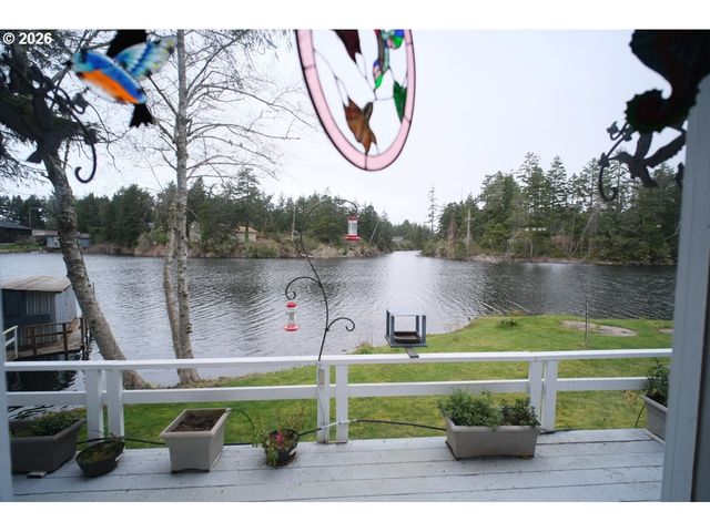 70214 LAKEWOOD Rd, North Bend, OR 97459