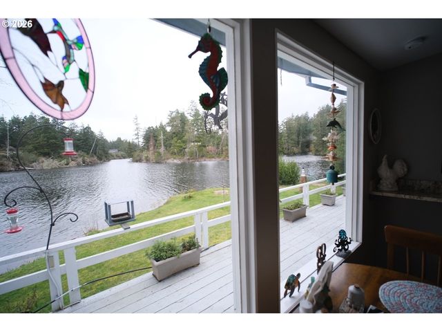 70214 LAKEWOOD Rd, North Bend, OR 97459