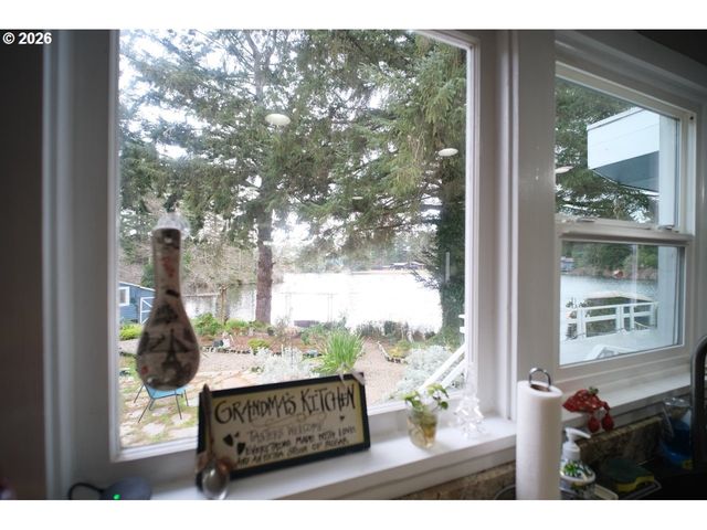 70214 LAKEWOOD Rd, North Bend, OR 97459