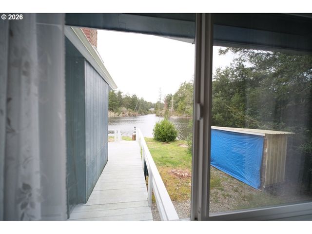 70214 LAKEWOOD Rd, North Bend, OR 97459