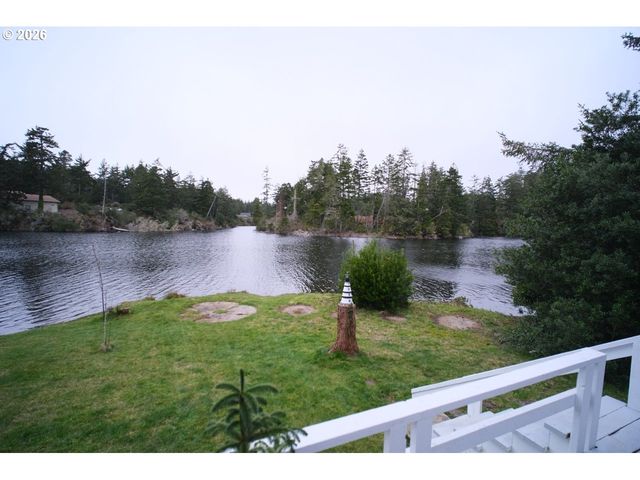 70214 LAKEWOOD Rd, North Bend, OR 97459