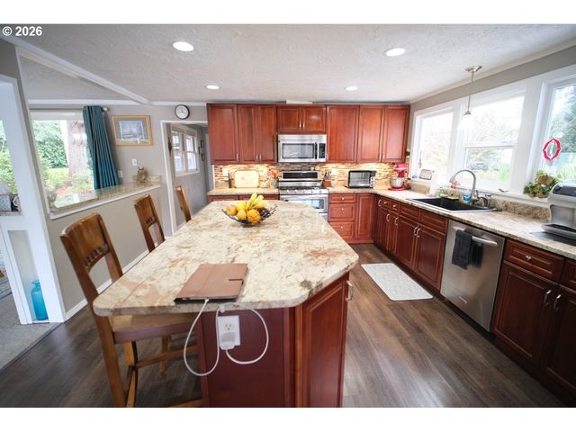 70214 LAKEWOOD Rd, North Bend, OR 97459