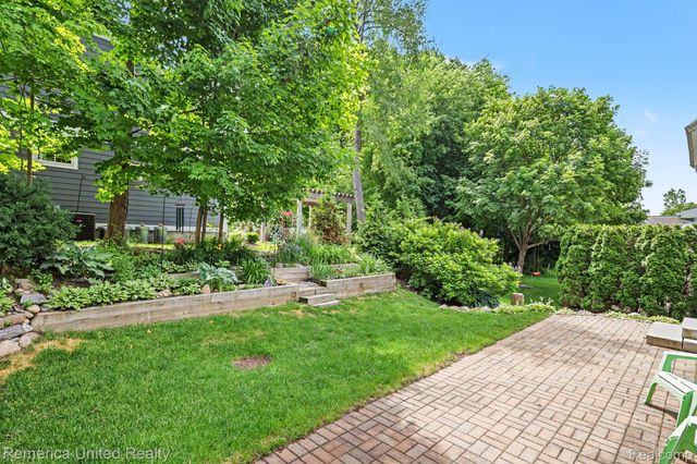 307 River Wood Trail S 2, Milford Village, MI 48381