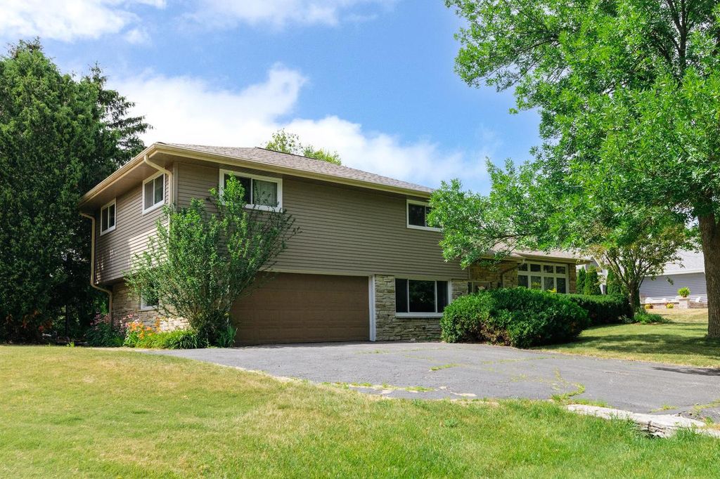 8551 N Manor LANE, Fox Point, WI 53217