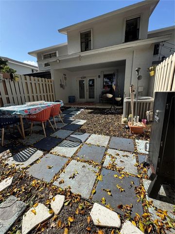 10428 NW 3rd St, Pembroke Pines, FL 33026