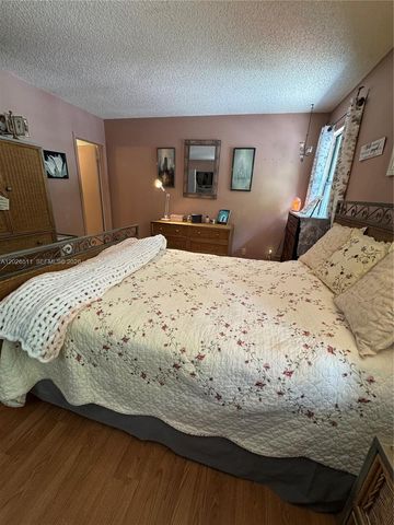 10428 NW 3rd St, Pembroke Pines, FL 33026