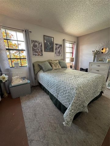 10428 NW 3rd St, Pembroke Pines, FL 33026