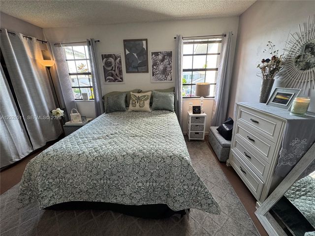 10428 NW 3rd St, Pembroke Pines, FL 33026