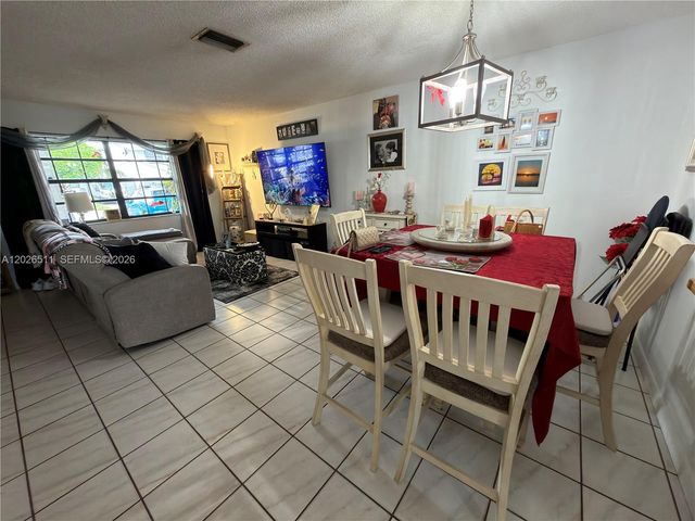10428 NW 3rd St, Pembroke Pines, FL 33026