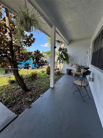 10428 NW 3rd St, Pembroke Pines, FL 33026