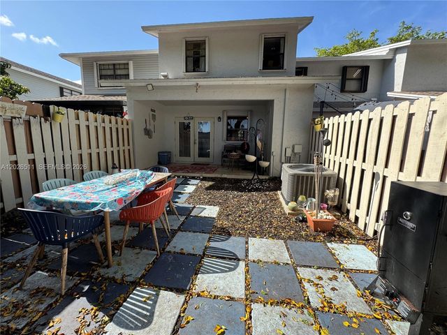 10428 NW 3rd St, Pembroke Pines, FL 33026