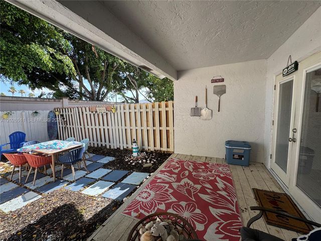 10428 NW 3rd St, Pembroke Pines, FL 33026