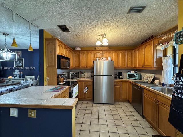 10428 NW 3rd St, Pembroke Pines, FL 33026