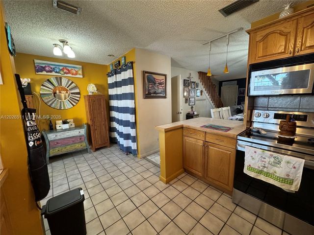 10428 NW 3rd St, Pembroke Pines, FL 33026