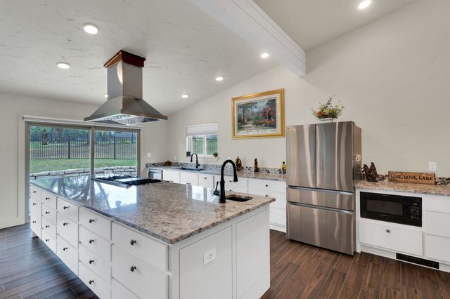 5102 Largo Drive, De Cordova, TX 76049