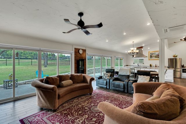 5102 Largo Drive, De Cordova, TX 76049