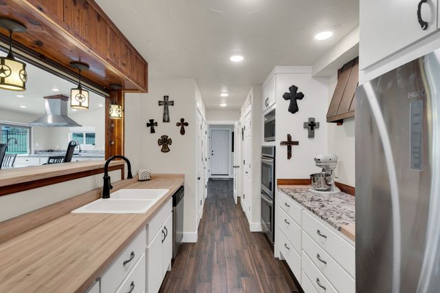 5102 Largo Drive, De Cordova, TX 76049