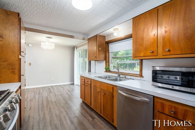2215 Maguire Avenue, Grand Rapids, MI 49525