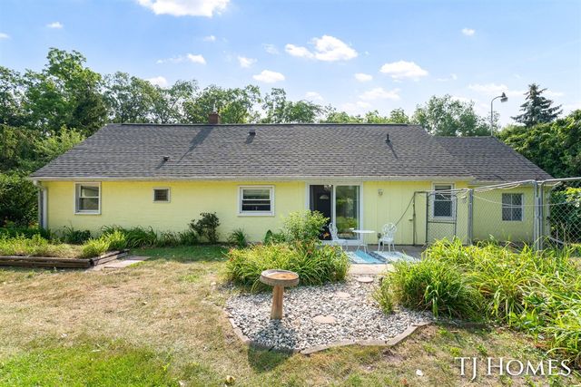 2215 Maguire Avenue, Grand Rapids, MI 49525