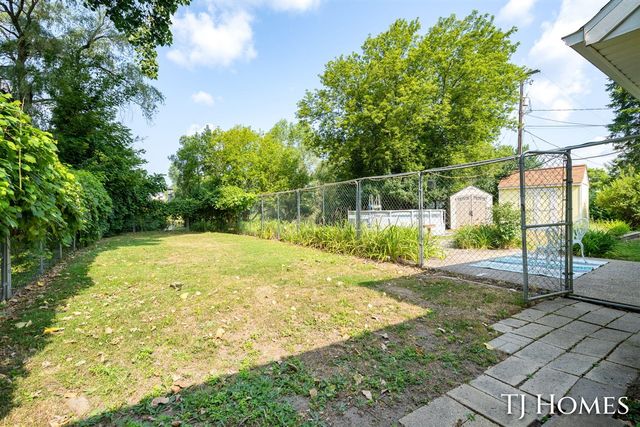 2215 Maguire Avenue, Grand Rapids, MI 49525
