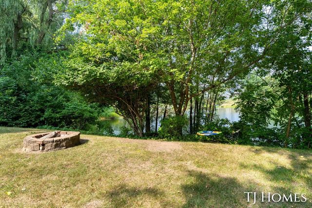 2215 Maguire Avenue, Grand Rapids, MI 49525