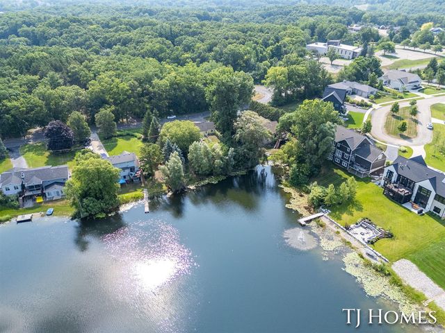 2215 Maguire Avenue, Grand Rapids, MI 49525