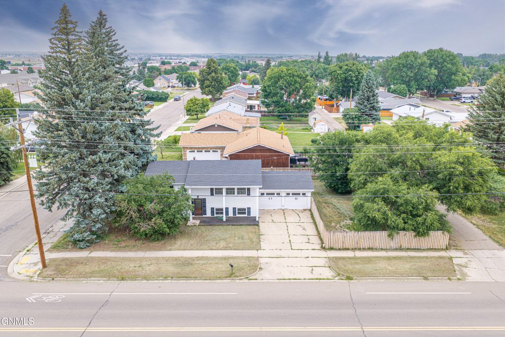 107 18th Street E, Williston, ND 58801 photo 1