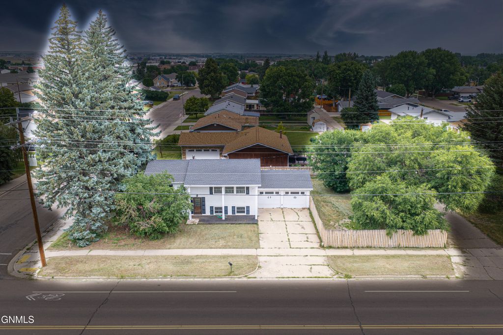 107 18th Street E, Williston, ND 58801 photo 2