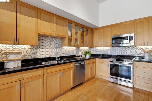 1755 Broadway 45, Oakland, CA 94612