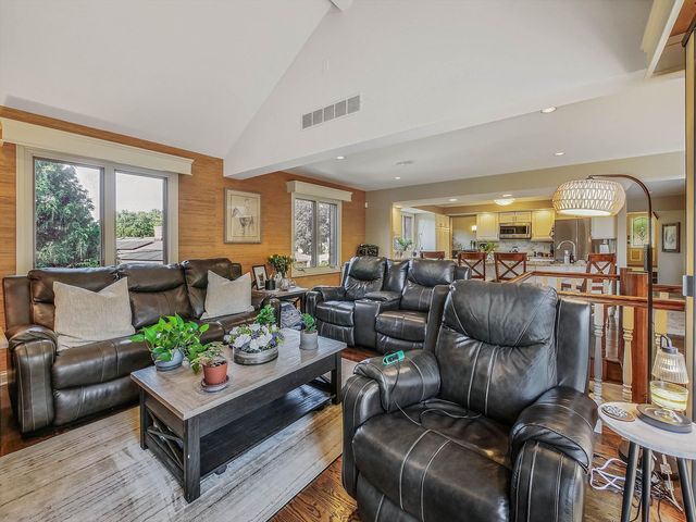 305 N Dale Avenue, Mchenry, IL 60050